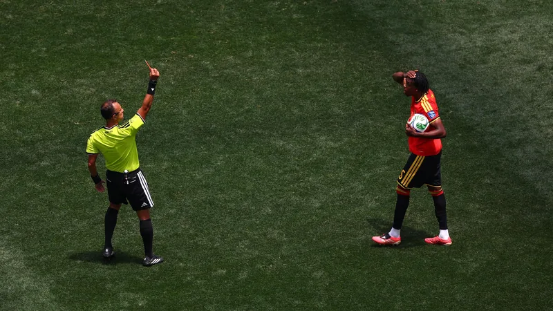 Tarjetas rojas y amarillas en la Copa Mundial 2026 — Football World Árbitro mostrando una tarjeta roja a un jugador en un partido de la Copa Mundial de la FIFA 2026 — latest news and analysis.