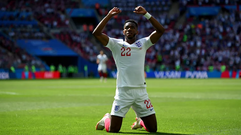 Spidercam y gol de Inglaterra: Snicko dice que no, Noruega duda Jugadores noruegos rodean al árbitro Clément Turpin reclamando por un posible toque del balón en el cable del spidercam durante el partido contra