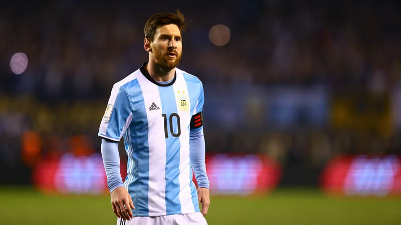 Lionel Messi con la camiseta de Argentina celebrando un gol en un estadio lleno de banderas argentinas e inglesas. — latest news and analysis.