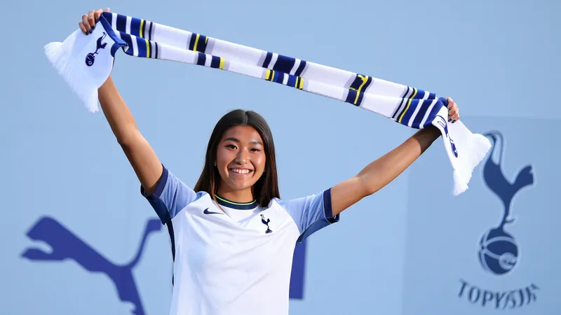 Tottenham ficha a Alice Sombath del Lyon — Football World Cup News Alice Sombath con la camiseta del Tottenham Hotspur posando en el estadio, con el campo de fondo y el logo del club visible.