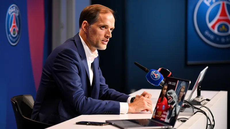 Tuchel compara a Kane, Mbappé y los grandes goleadores con tiburones Thomas Tuchel en una rueda de prensa del Bayern de Múnich, gesticulando mientras habla, con el logo del club al fondo. — latest news and analysis.
