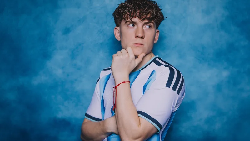 Valentín Barco con la camiseta del Chelsea posando para la foto oficial de presentación en Stamford Bridge — latest news and analysis.