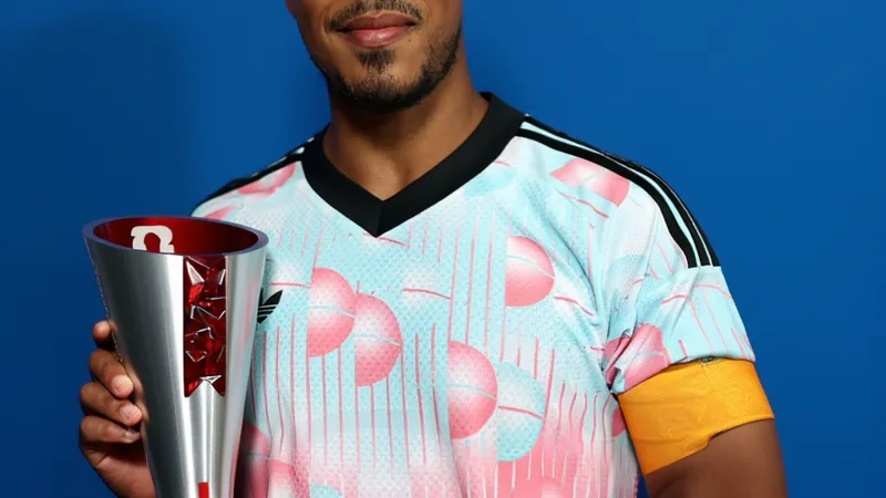 Youri Tielemans, elegido MVP del partido por la FIFA — Football World Youri Tielemans celebrando con el balón en un partido de la selección belga, con la camiseta roja y el estadio de fondo iluminado.