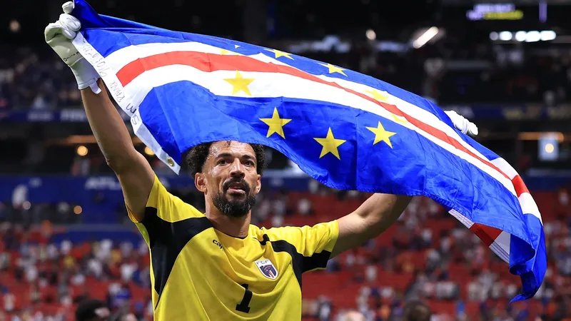 Héroes de culto del Mundial 2026: su actualidad — Football World Cup Montaje con retratos de varios jugadores del Mundial 2026, incluyendo un defensa alto, un portero celebrando y un extremo corriendo, sobre un fondo