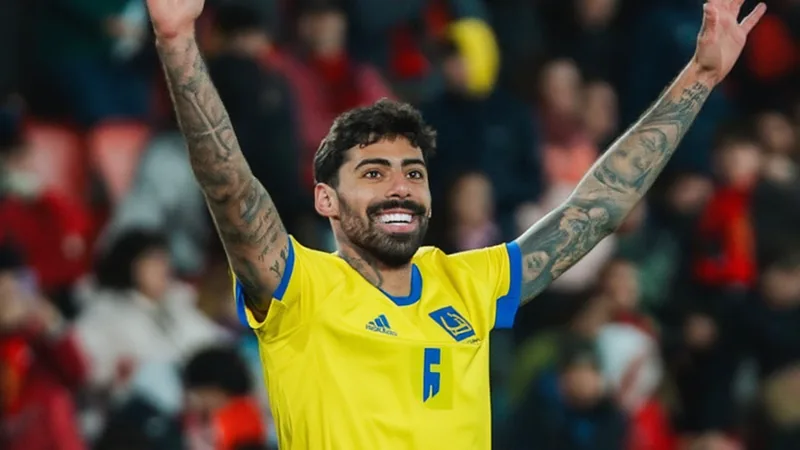 Al Nassr ficha a Samu Costa para sustituir a Brozović — Football Samu Costa con la camiseta del RCD Mallorca durante un partido de LaLiga, en el centro del campo con el balón controlado.