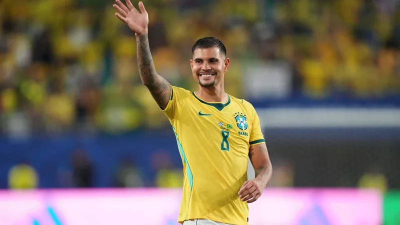 Arsenal retoma negociaciones por Bruno Guimarães — Football World Cup Bruno Guimarães con la camiseta del Newcastle United durante un partido de la Premier League, con el estadio de fondo y la afición animando.