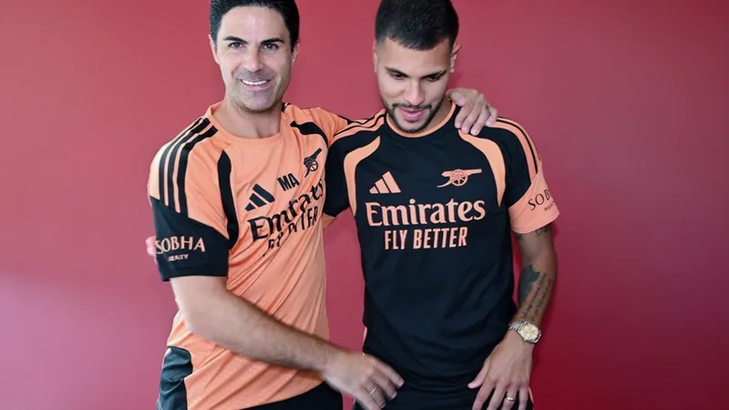 Arteta: Bruno tiene la ambición de llevarnos al siguiente nivel Mikel Arteta sonriendo durante una rueda de prensa con Bruno a su lado vistiendo la camiseta del Arsenal en el Emirates Stadium.