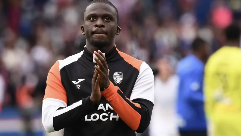 Bamba Dieng pasará reconocimiento con la Lazio — Football World Cup Bamba Dieng, delantero senegalés, con la camiseta de la Lazio durante su presentación en el estadio Olímpico de Roma. — latest news and analysis.