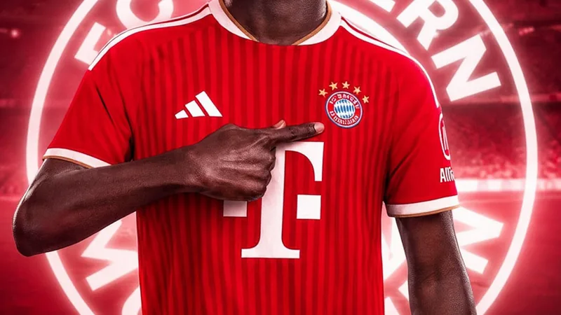 Bayern ficha a Bara Sapoko Ndiaye hasta 2031 — Football World Cup News Bara Sapoko Ndiaye, joven futbolista senegalés, posa con la camiseta del Bayern de Múnich en el estadio Allianz Arena. — latest news and analysis.