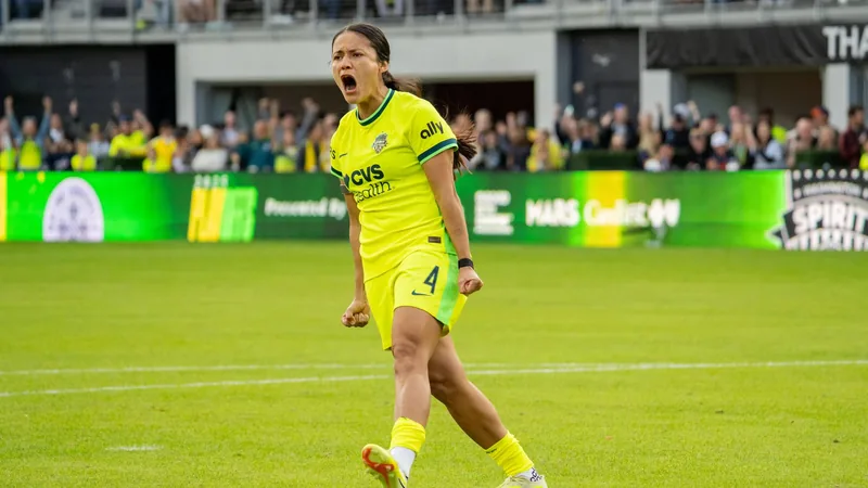 Mexicanas en NWSL buscan Brasil 2027 — Football World Cup News Jugadoras mexicanas de fútbol femenino en acción durante un partido de la NWSL, con el estadio lleno y luces brillantes, mostrando intensidad y