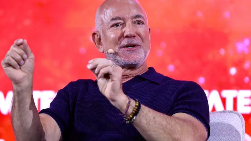 Bezos entra en el Liverpool: nuevo inversor — Football World Cup News Jeff Bezos sonriendo con una bufanda del Liverpool FC en Anfield, con el estadio de fondo y aficionados celebrando. — latest news and analysis.