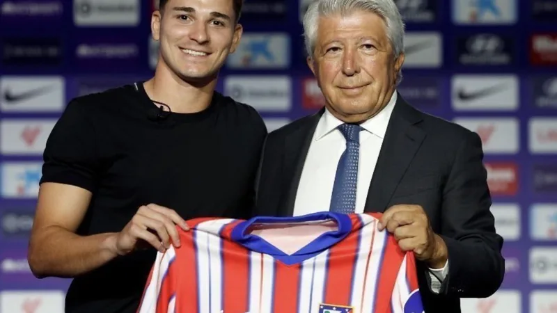 Cerezo: 'Álvarez reconquistará a la afición en dos partidos' Enrique Cerezo, presidente del Atlético de Madrid, hablando en una rueda de prensa con el escudo del club de fondo. — latest news and analysis.