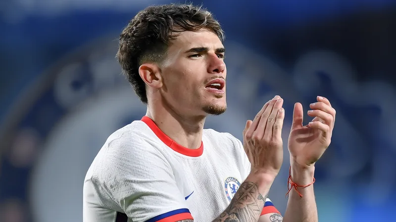 Chelsea cerca de fichar a Pep Chavarría — Football World Cup News Pep Chavarría con la camiseta del Rayo Vallecano durante un partido, corriendo con el balón en el lateral izquierdo del campo.