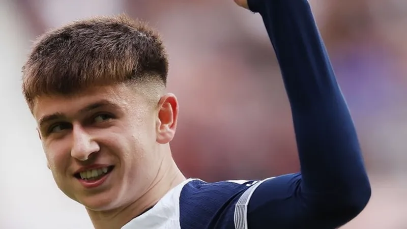 Colonia presenta oferta por Mickey Moore — Football World Cup News Jugador de fútbol joven con camiseta del FC Colonia corriendo con el balón en un estadio lleno de aficionados alemanes. — latest news and analysis.