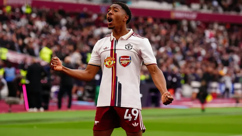 United presiona por Lewis-Skelly y Lewis Hall — Football World Cup Jóvenes futbolistas ingleses Myles Lewis-Skelly y Lewis Hall en el campo de fútbol con camisetas de sus clubes, Arsenal y Newcastle, durante un