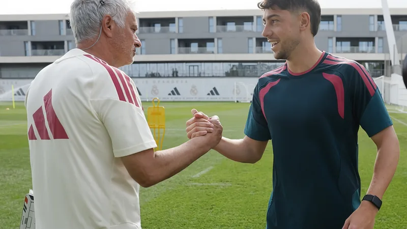 Fede Valverde del Real Madrid hablando con José Mourinho durante un entrenamiento en el estadio Santiago Bernabéu. — latest news and analysis.
