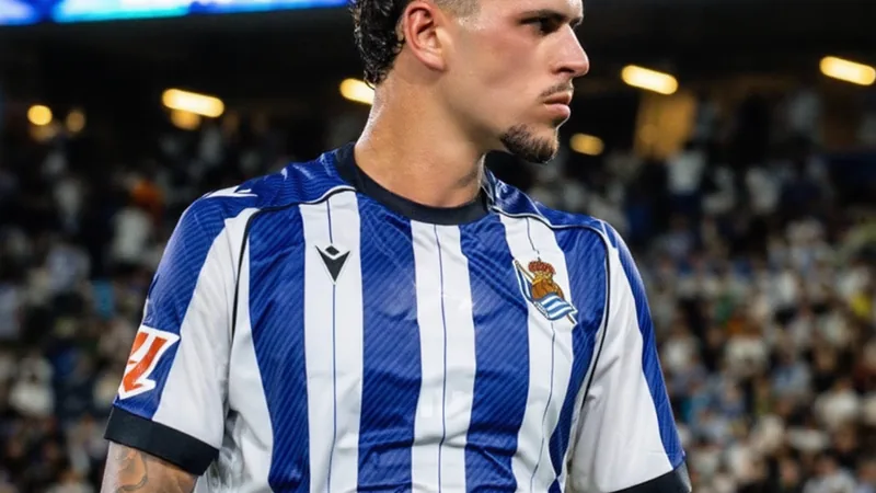 Feyenoord acuerda cesión de Javi López con opción de compra Javi López con la camiseta de la Real Sociedad durante un partido, en el estadio de Anoeta, con aficionados de fondo. — latest news and analysis.