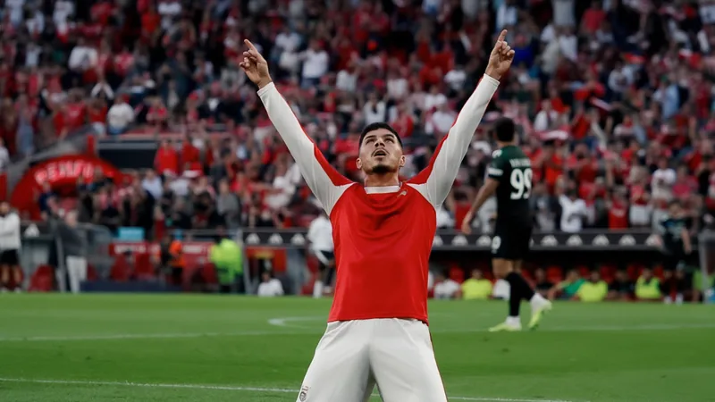 Franjo Ivanović elige al RC Lens y deja al Lazio sin fichaje Franjo Ivanović con la camiseta del Benfica celebrando un gol en un estadio lleno, con aficionados al fondo y luces brillantes.