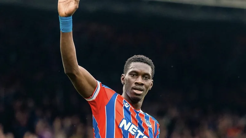 Galatasaray presenta oferta oficial por Ismaila Sarr — Football World Ismaila Sarr con la camiseta del Crystal Palace durante un partido de la Premier League, con el estadio de fondo y aficionados animando.
