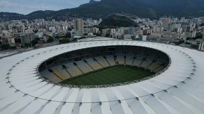 Guía de estadios Copa Mundial Femenina 2027 — Football World Cup News Vista aérea del Estadio Maracaná en Río de Janeiro iluminado por la noche, con el césped verde y las gradas llenas de aficionados.