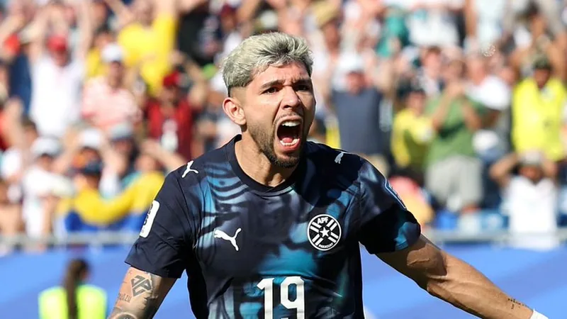 Julio Enciso con la camiseta del Estrasburgo celebrando un gol en un partido de la Ligue 1, con el estadio de fondo. — latest news and analysis.