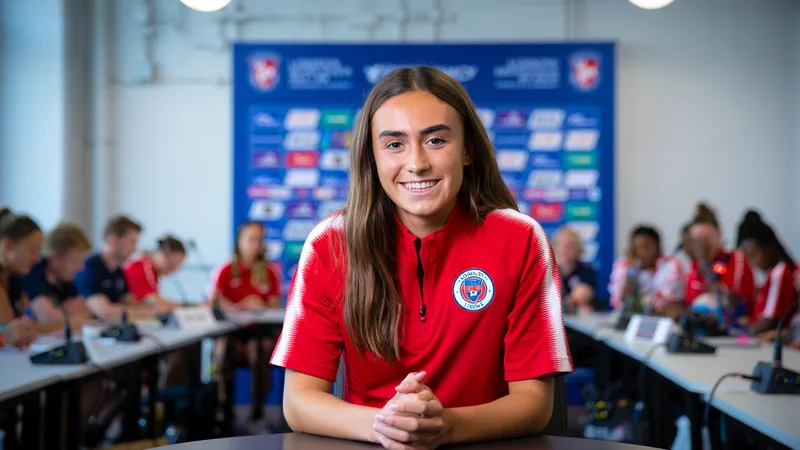 Alexia Putellas: La Reina conquista Londres — Football World Cup News Alexia Putellas sonriendo con la camiseta del London City Lionesses en una conferencia de prensa en Maidstone, rodeada de periodistas.