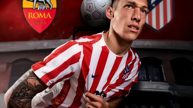 Roma avanza por Nahuel Molina — Football World Cup News Nahuel Molina con la camiseta del Atlético de Madrid durante un partido en el estadio Metropolitano, con aficionados de fondo.
