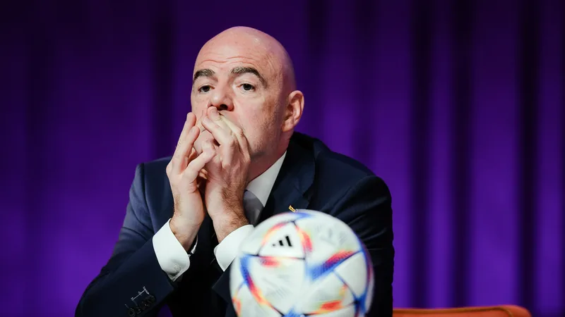 UEFA impulsa moción de censura contra Infantino — Football World Cup Sede de la UEFA en Nyon, Suiza, con la bandera de la FIFA ondeando al frente, mientras dirigentes discuten la moción de censura contra Gianni