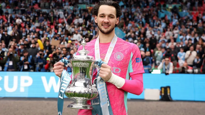 James Trafford, portero inglés de 21 años, con la camiseta del Leeds United en el estadio Elland Road, celebrando una parada durante un partido de
