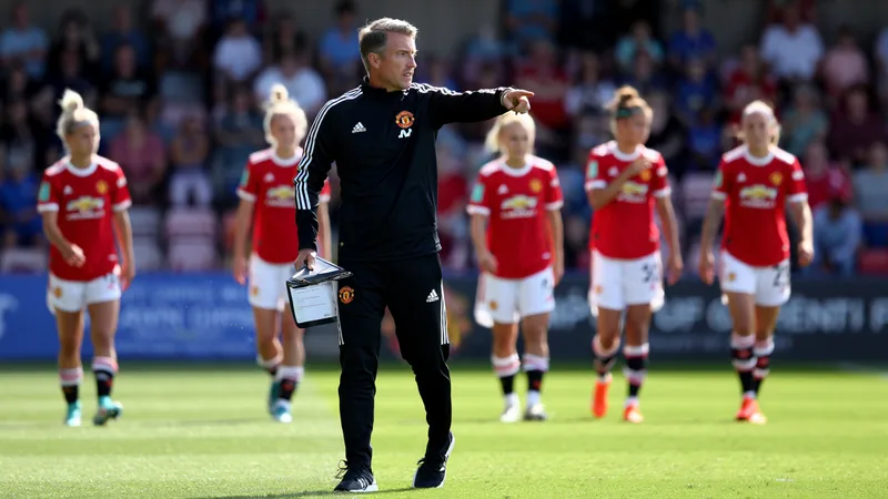 Marc Skinner deja el Manchester United — Football World Cup News Marc Skinner, entrenador del Manchester United femenino, de pie en el banquillo durante un partido en el estadio Leigh Sports Village, con gesto