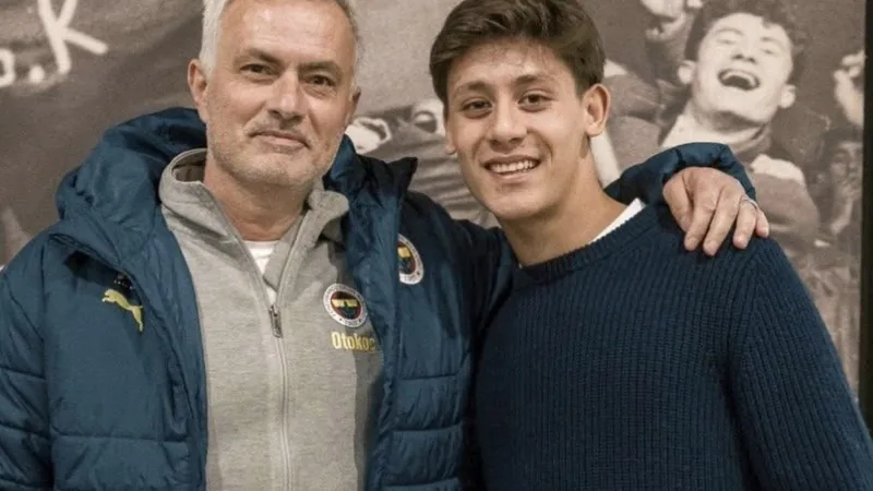 José Mourinho hablando en una rueda de prensa con el logo del Fenerbahçe de fondo, mientras una imagen de Arda Güler con la camiseta del Real Madrid