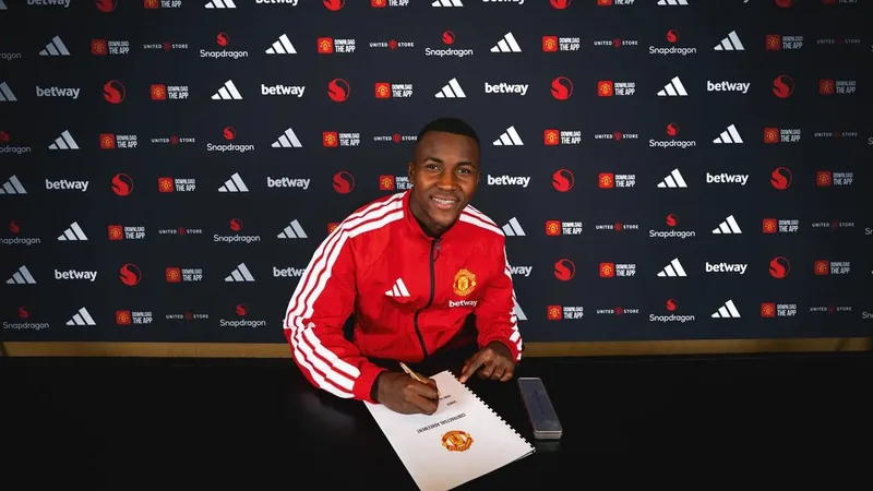 Fichaje de Cristian Orozco por Manchester United — Football World Cup Cristian Orozco, joven futbolista colombiano de 18 años, posando con la camiseta del Manchester United en Old Trafford, con el estadio de fondo.