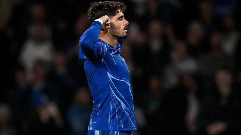 Pedro Neto: Al Hilal y Tottenham lo quieren; City lo descarta Pedro Neto con la camiseta del Wolverhampton durante un partido de la Premier League, con el balón en los pies y defendido por un rival.