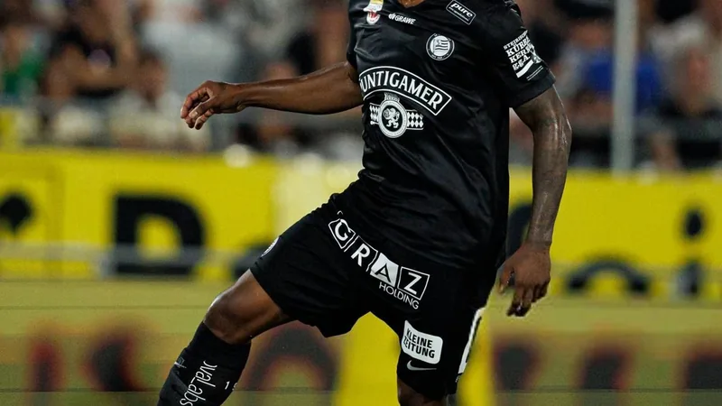 RC Estrasburgo ficha a Jeyland Mitchell — Football World Cup News Jeyland Mitchell, defensor costarricense de 20 años, con la camiseta del Sturm Graz durante un partido de fútbol en el estadio, celebrando una
