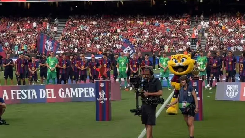 Rodri luce el 16 en el Spotify Camp Nou — Football World Cup News Rodri sosteniendo la camiseta del FC Barcelona con el número 16 en el Spotify Camp Nou, con el estadio de fondo y aficionados celebrando.
