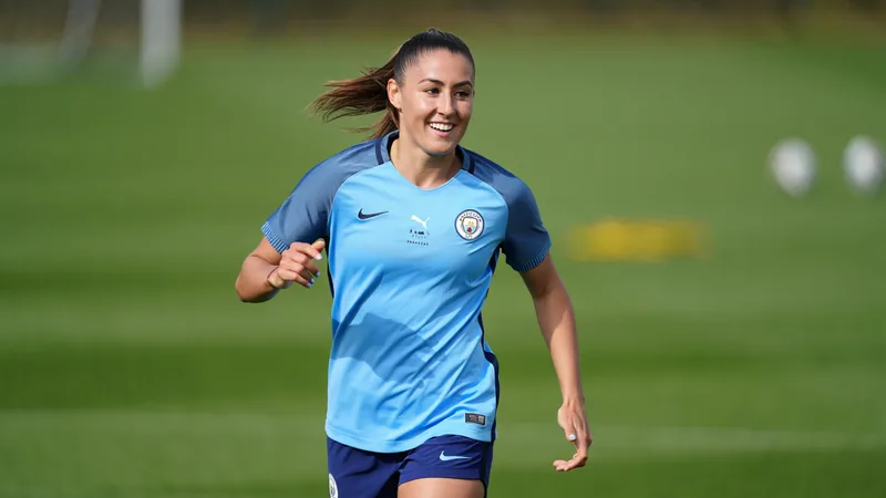 Sacha Lewis firma con Manchester City — Football World Cup News Sacha Lewis, joven defensa de 18 años, posa con la camiseta del Manchester City femenino en el estadio del club. — latest news and analysis.