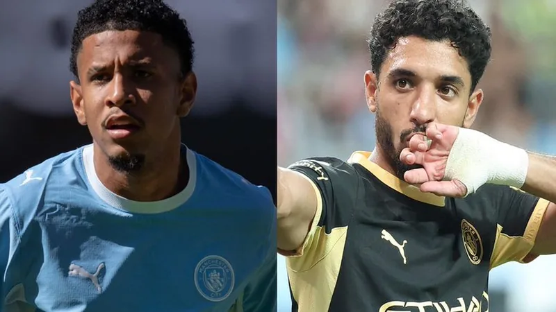 Tottenham negocia doble fichaje con City: Savinho y Marmoush Jugadores del Tottenham Hotspur entrenando en el campo de entrenamiento de Hotspur Way en Londres, con camisetas blancas y balones de fútbol.