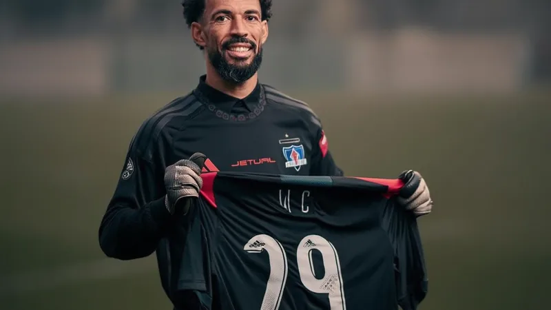 Vozinha, portero caboverdiano, posa con la camiseta de Colo Colo en el estadio Monumental de Santiago, con el dorsal 29 visible.