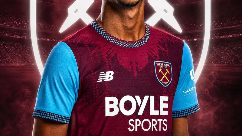 Divine Mukasa, joven futbolista del Manchester City, posando con la camiseta del West Ham United en el estadio de Londres durante su presentación