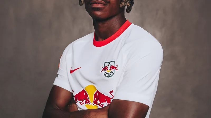 Yan Diomande, joven centrocampista marfileño, con la camiseta del RB Leipzig durante un partido, con el estadio de fondo.