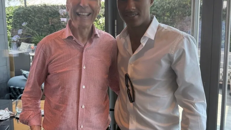 Aurelien Guernier posant avec le maillot de l'AC Milan lors de sa présentation officielle au stade San Siro — latest news and analysis.