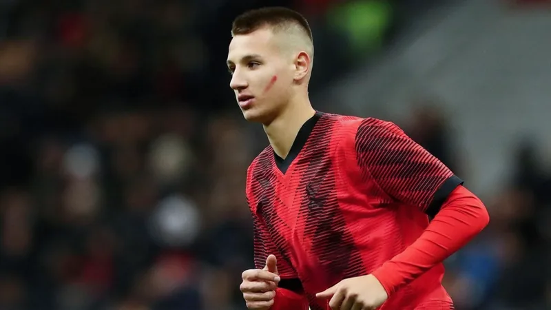 AC Milan lève l'option de rachat de Francesco Camarda pour 500 000 € Jeune joueur de football en maillot rouge et noir de l'AC Milan célébrant un but, avec le logo du club en arrière-plan. — latest news and analysis.