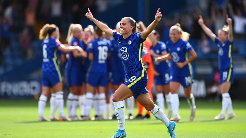 Aggie Beever-Jones sur le point de prolonger à Chelsea — Football Aggie Beever-Jones en tenue de Chelsea célébrant un but, souriant devant les supporters dans un stade de football. — latest news and analysis.
