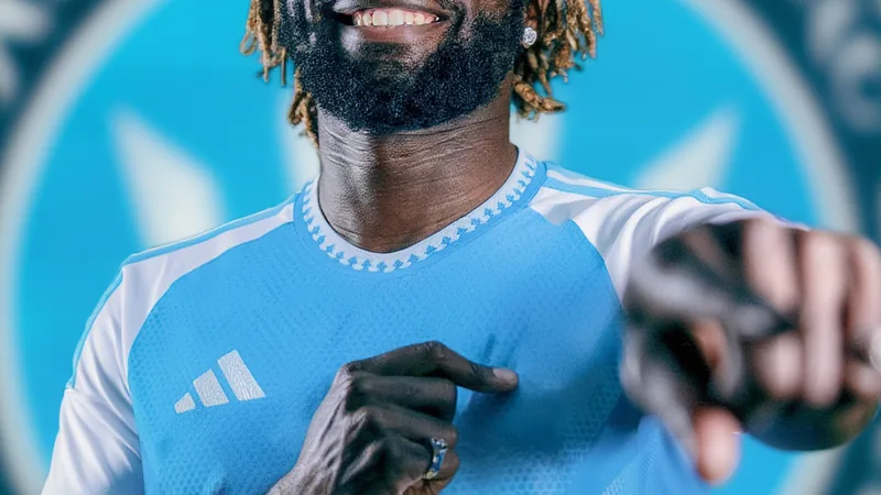 Allan Saint-Maximin rejoint le Charlotte FC en MLS — Football World Allan Saint-Maximin dribblant avec le ballon lors d'un match de Premier League, portant le maillot rouge et blanc de Newcastle United.