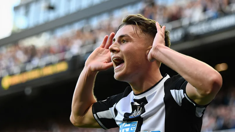Anderson : du prêt en League Two au record britannique — Football Elliot Anderson en action avec le maillot de Newcastle United, dribblant un adversaire dans un stade de Premier League. — latest news and analysis.