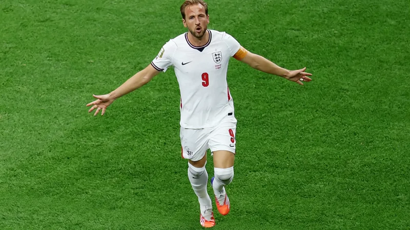 Angleterre 4-2 Croatie : Kane brille, les Three Lions lancent leur Harry Kane célèbre son but avec ses coéquipiers anglais lors du match Angleterre-Croatie en Coupe du Monde 2026. — latest news and analysis.