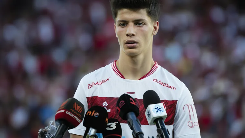 Arda Güler : « Aucun problème dans le vestiaire turc » — Football Arda Güler en maillot de la Turquie, regardant le ballon, sur la pelouse d'un stade lors de l'Euro 2024 — latest news and analysis.