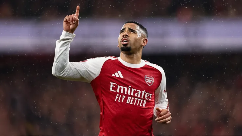 Arsenal exige jusqu'à 20 M£ pour Gabriel Jesus cet été — Football Gabriel Jesus en tenue d'Arsenal célébrant un but, avec le maillot des Gunners et le logo du club visible en arrière-plan.