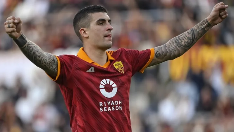 AS Roma : prolongation de Gianluca Mancini en bonne voie — Football Gianluca Mancini en action avec le maillot de l'AS Roma lors d'un match au Stadio Olimpico, célébrant un but avec ses coéquipiers