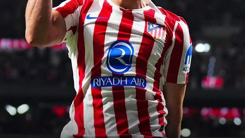 Atlético Madrid ferme la porte à un transfert de Julián Álvarez vers Julián Álvarez en maillot de l'Atlético Madrid célébrant un but dans le stade Metropolitano, avec des supporters en arrière-plan.